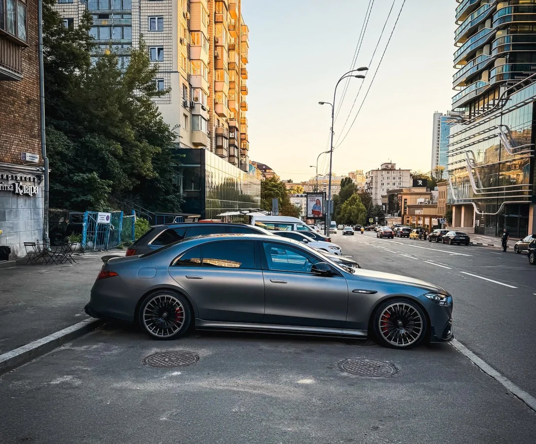 У Києві зафільмували на фото 930-сильний Mercedes S-Class Brabus за 20 000 000 грн