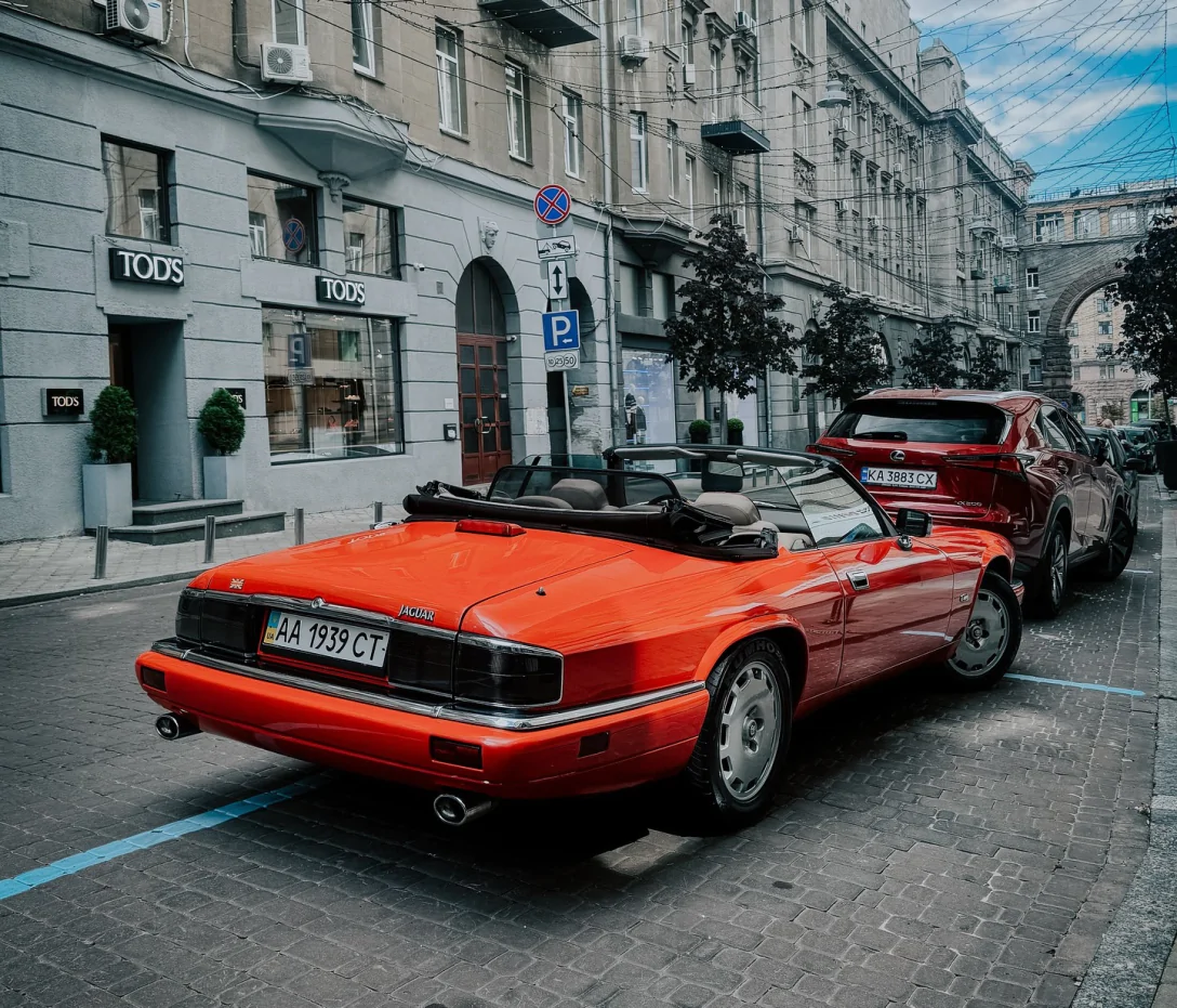 Рідкісний Jaguar XJS (1996) потрапив на фото в Києві