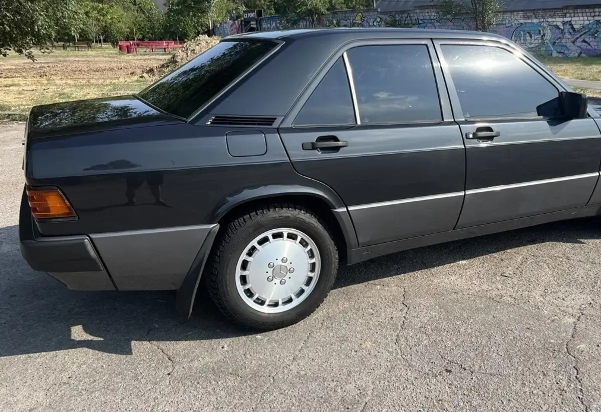 У Запоріжжі продають рідкісний Mercedes-Benz 190 в ідеальному стані