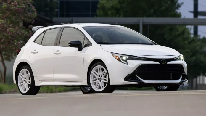 Toyota Corolla Hatchback 2026: фото ретро-версії із закосом під вісімдесяті