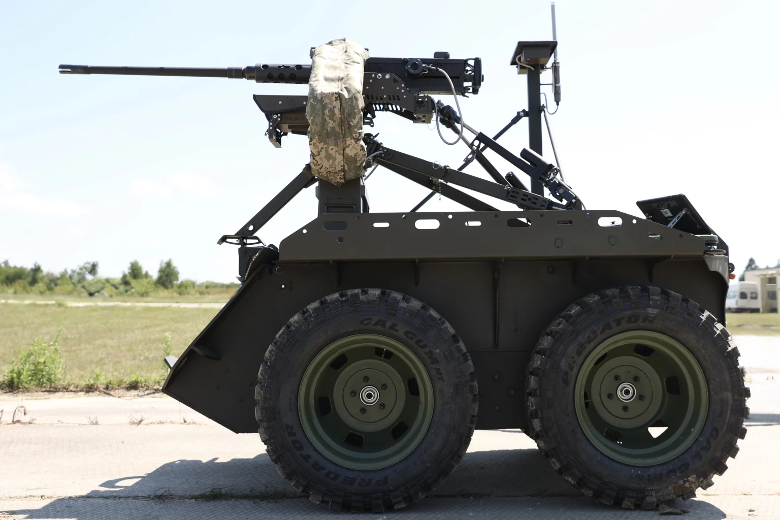 В Україні представили наземний бойовий дрон Zmiy Droid 12.7 з ШІ та кулеметом Browning 