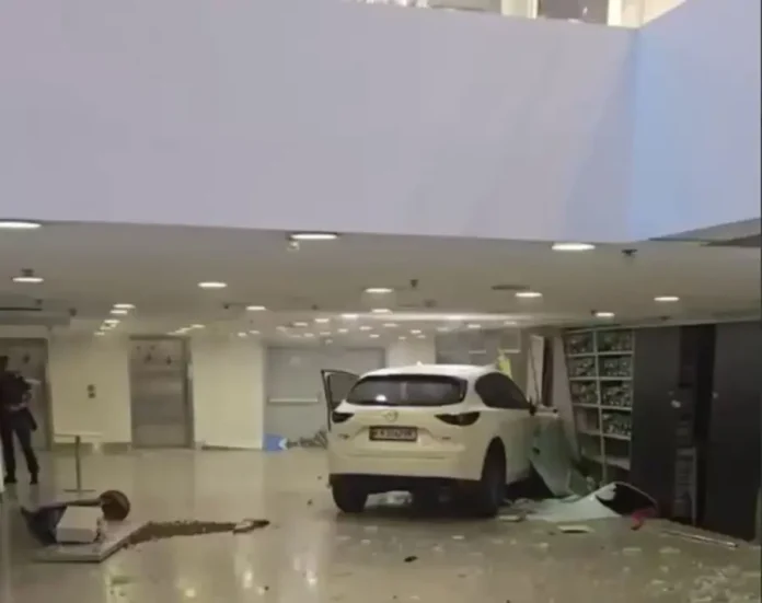 У Києві Mazda пробила скляну стіну Ocean Plaza