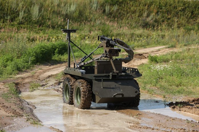 В Україні представили наземний бойовий дрон Zmiy Droid 12.7 з ШІ та кулеметом Browning
