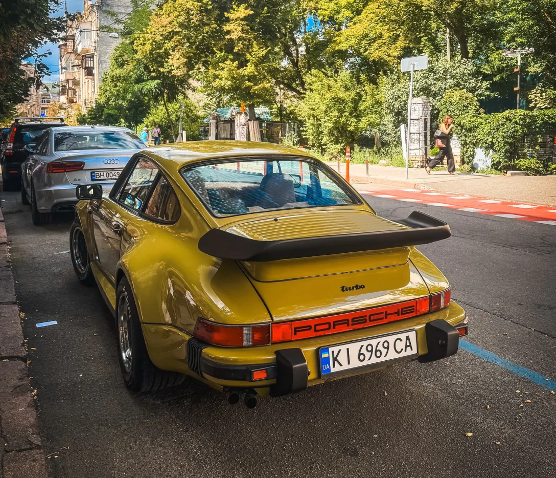 У Києві помітили рідкісний Porsche 911 Turbo 1979 року