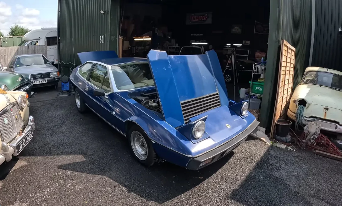 Рідкісний Lotus Eclat 1978 року повернувся на дорогу після 34 років зберігання