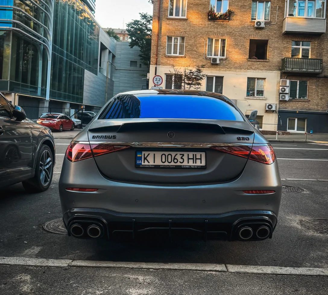 У Києві зафільмували на фото 930-сильний Mercedes S-Class Brabus за 20 000 000 грн