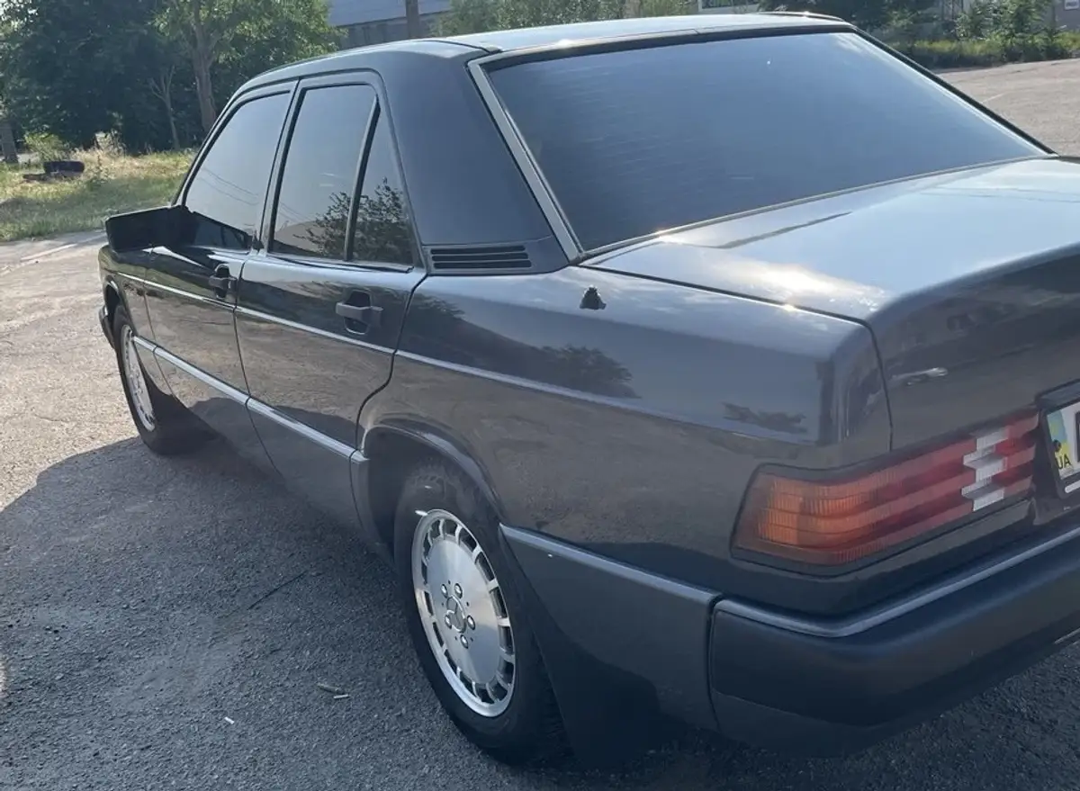 У Запоріжжі продають рідкісний Mercedes-Benz 190 в ідеальному стані
