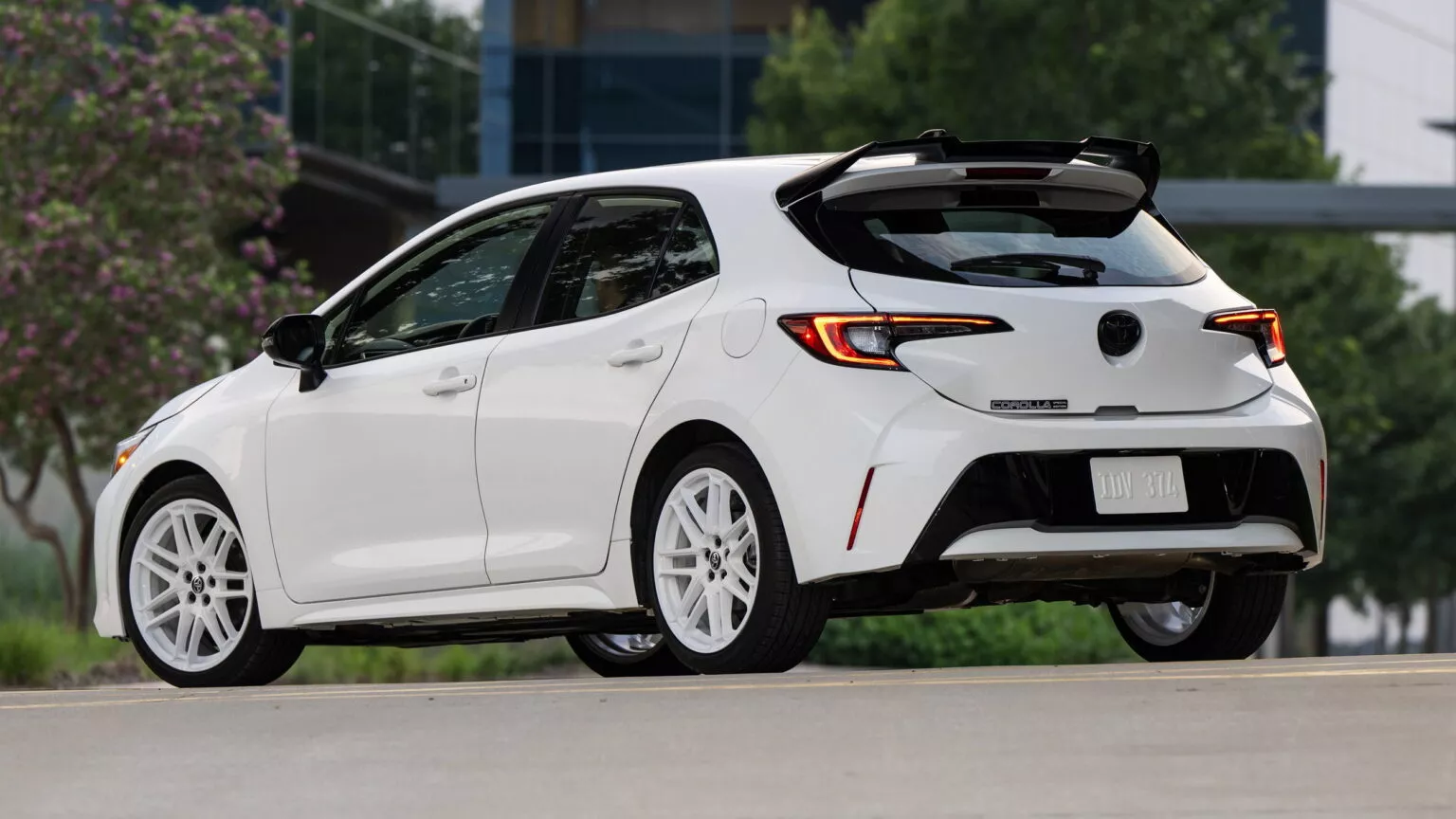 Toyota Corolla Hatchback 2026: фото ретро-версії із закосом під вісімдесяті