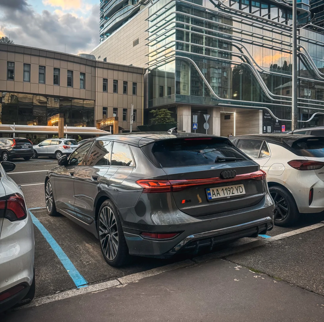 Новий Audi S6 Avant e-tron помічений у Києві