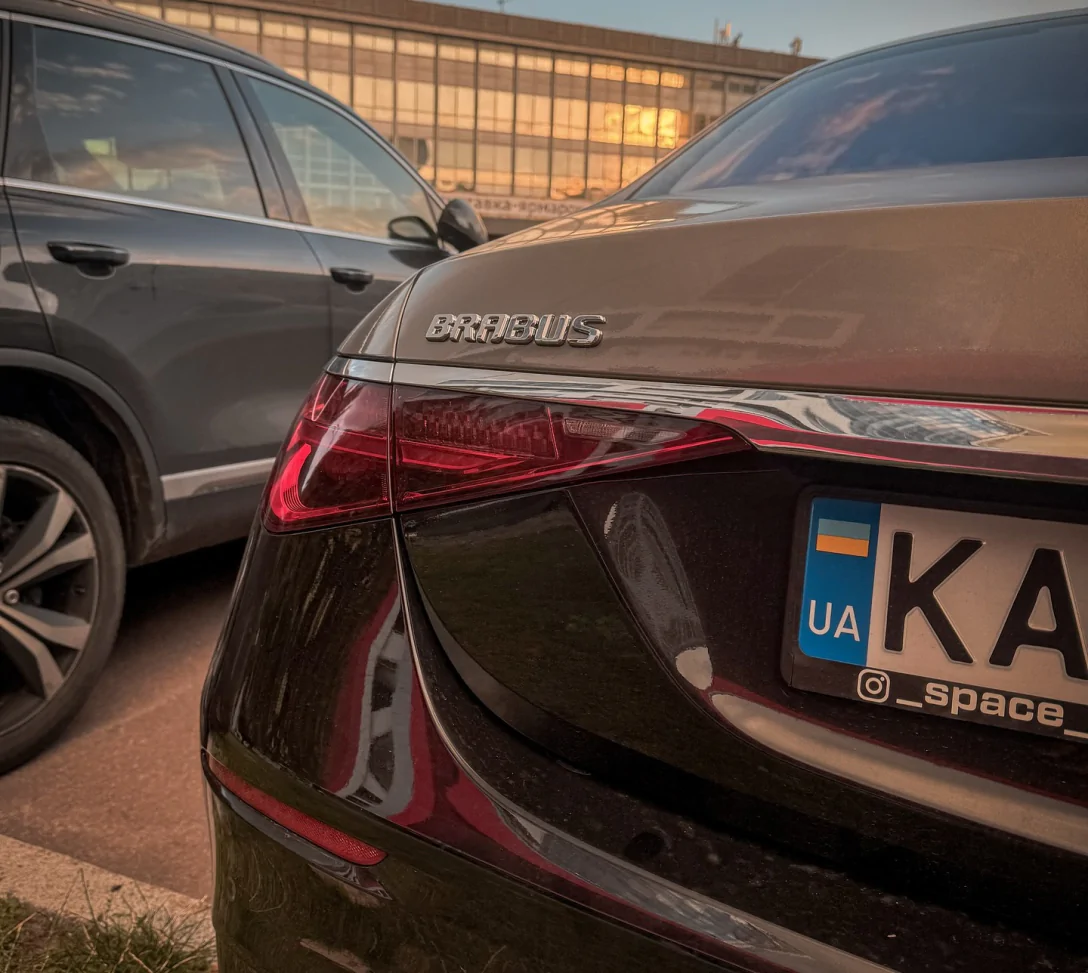 У Києві помітили рідкісний Mercedes S-Class Brabus з 550-сильним двигуном