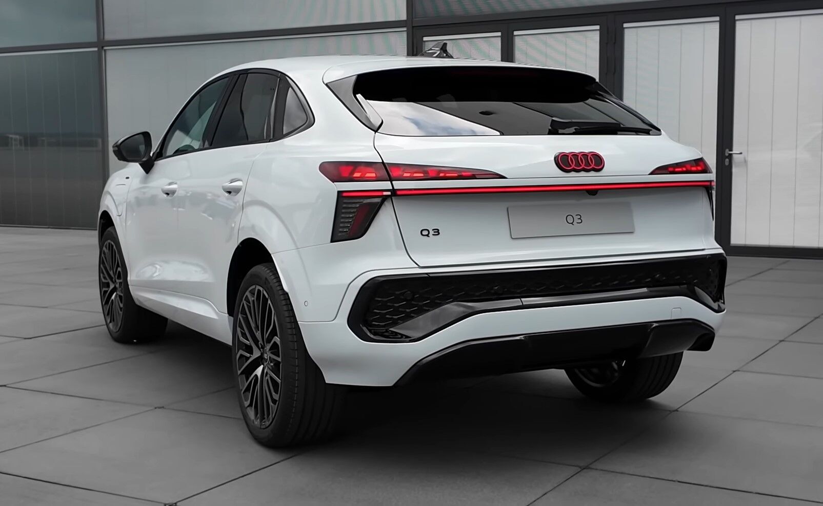 Audi Q3 Sportback (2026): у Мережу вибігли зображення купеподібної версії авто