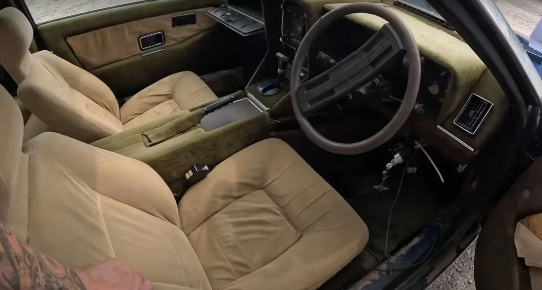 Рідкісний Lotus Eclat 1978 року повернувся на дорогу після 34 років зберігання