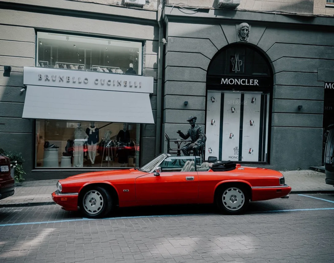 Рідкісний Jaguar XJS (1996) потрапив на фото в Києві