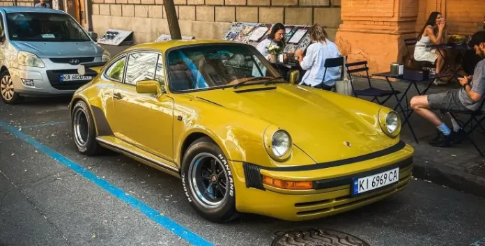 У Києві помітили рідкісний Porsche 911 Turbo 1979 року