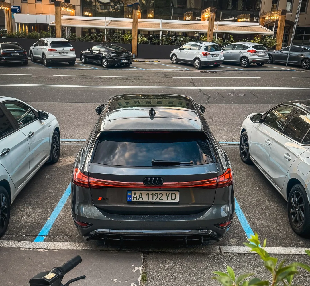 Новий Audi S6 Avant e-tron помічений у Києві