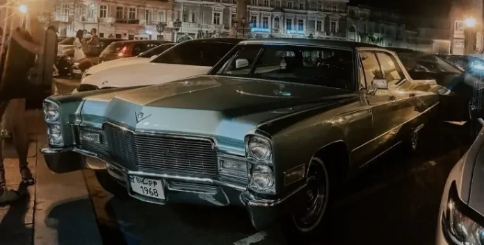 В Одесі помітили рідкісний Cadillac DeVille з V8 об'ємом 7,7 літра