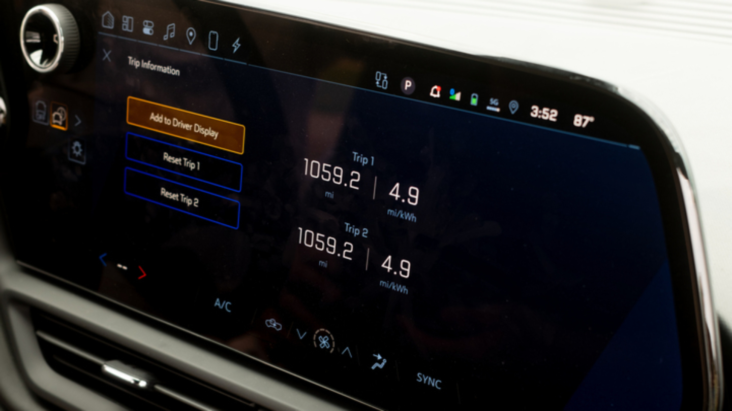 Chevrolet Silverado EV встановив рекорд за дальністю пробігу без підзарядки