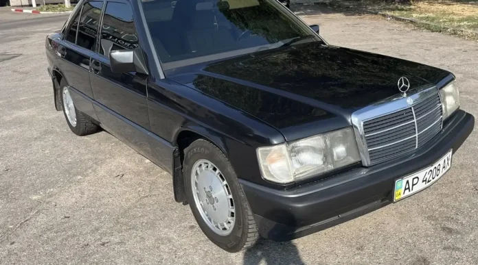 У Запоріжжі продають рідкісний Mercedes-Benz 190 в ідеальному стані