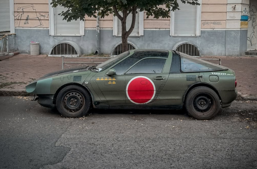 Рідкісне купе Toyota Sera у захисному військовому забарвленні сфотографували в Одесі