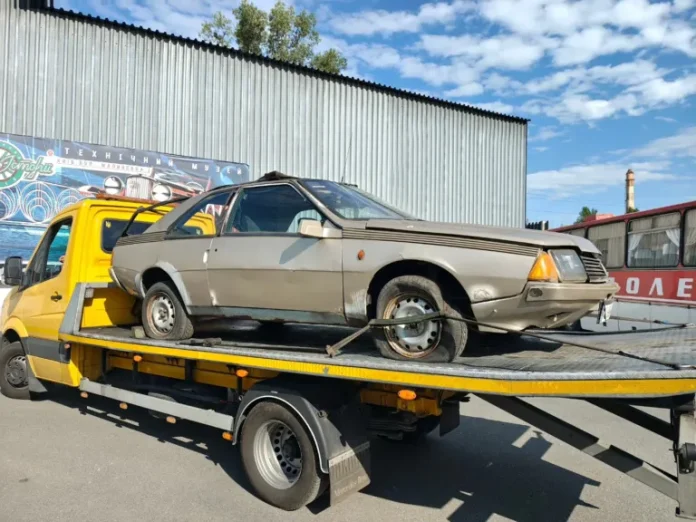 У Києві відновлюють рідкісний Renault Fuego після обстрілів