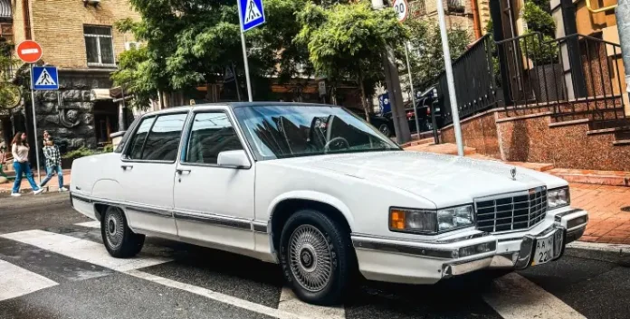 У Києві помітили надзвичайно рідкісний Cadillac представницького класу