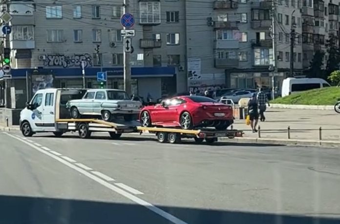 У Києві автовоз кудись тягнув дорогий Ferrari та раритетний радянський ЗАЗ