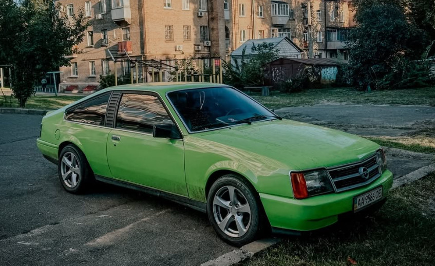 Рідкісний Opel Monza 1981 року випуску сфотографували в Києві