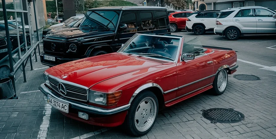 Раритетний кабріолет Mercedes 560 SL у тюнінгу AMG помічений у Києві