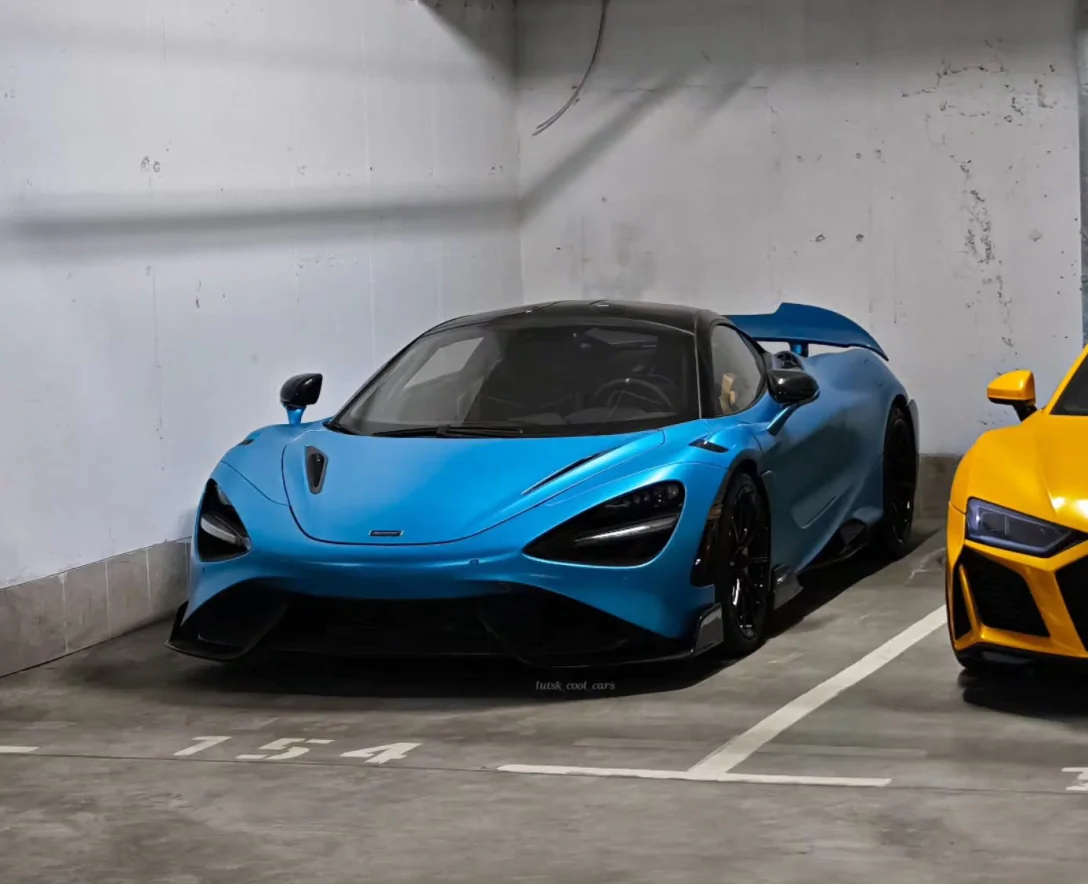 Тандем суперкарів McLaren та Audi R8 у кольорах прапора України сфотографували у Києві