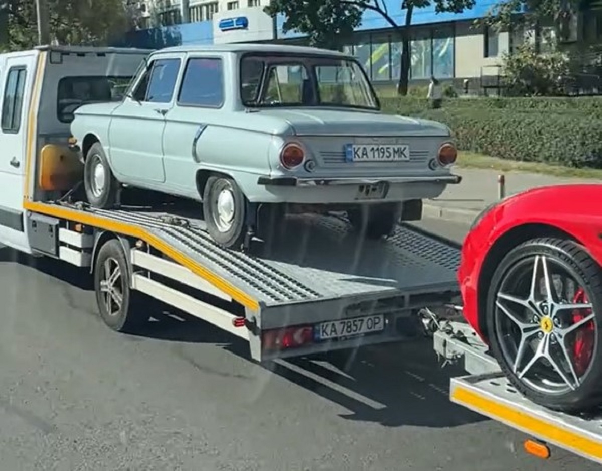 У Києві автовоз кудись тягнув дорогий Ferrari та раритетний радянський ЗАЗ