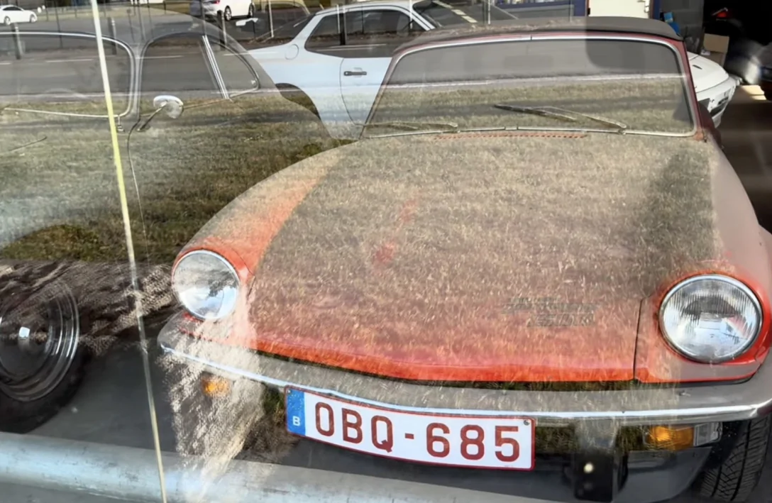 Покинутий автосалон у Бельгії виявився сховищем раритетних спорткарів