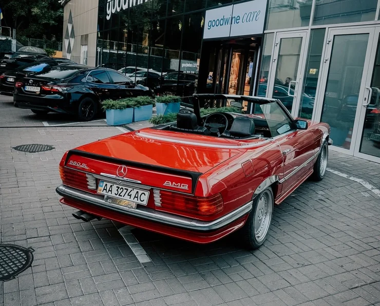 Раритетний кабріолет Mercedes 560 SL у тюнінгу AMG помічений у Києві