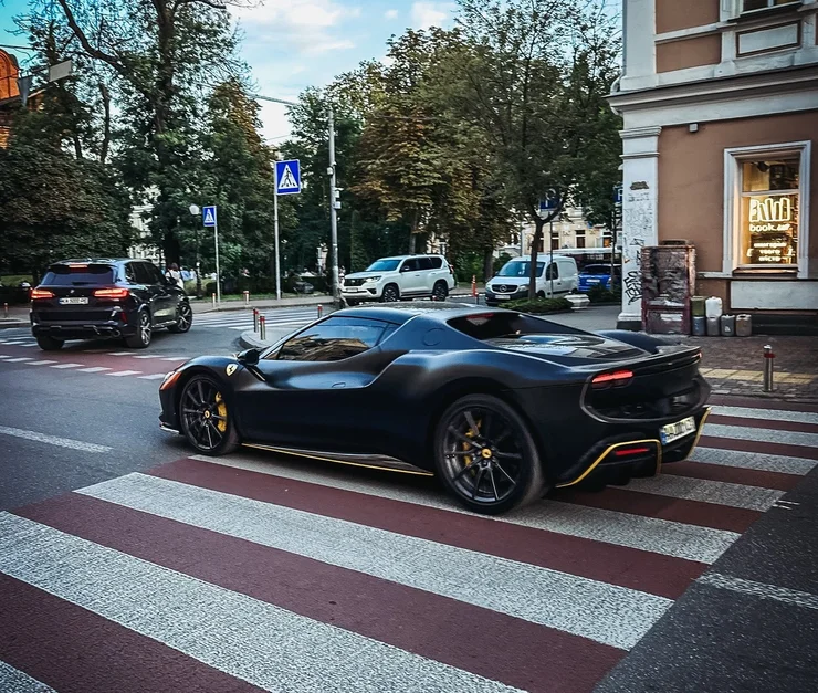 У центрі Києва помітили рідкісний Ferrari 296 GTB