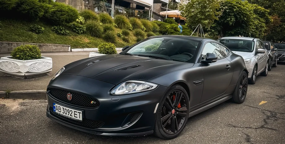 Рідкісний Jaguar XKR сфотографували у Києві