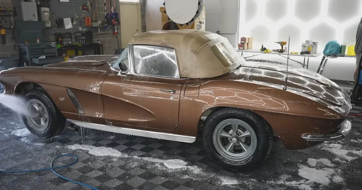 У США показали раритетний спорткар Chevrolet Corvette, що простояв без руху з 1972 року.