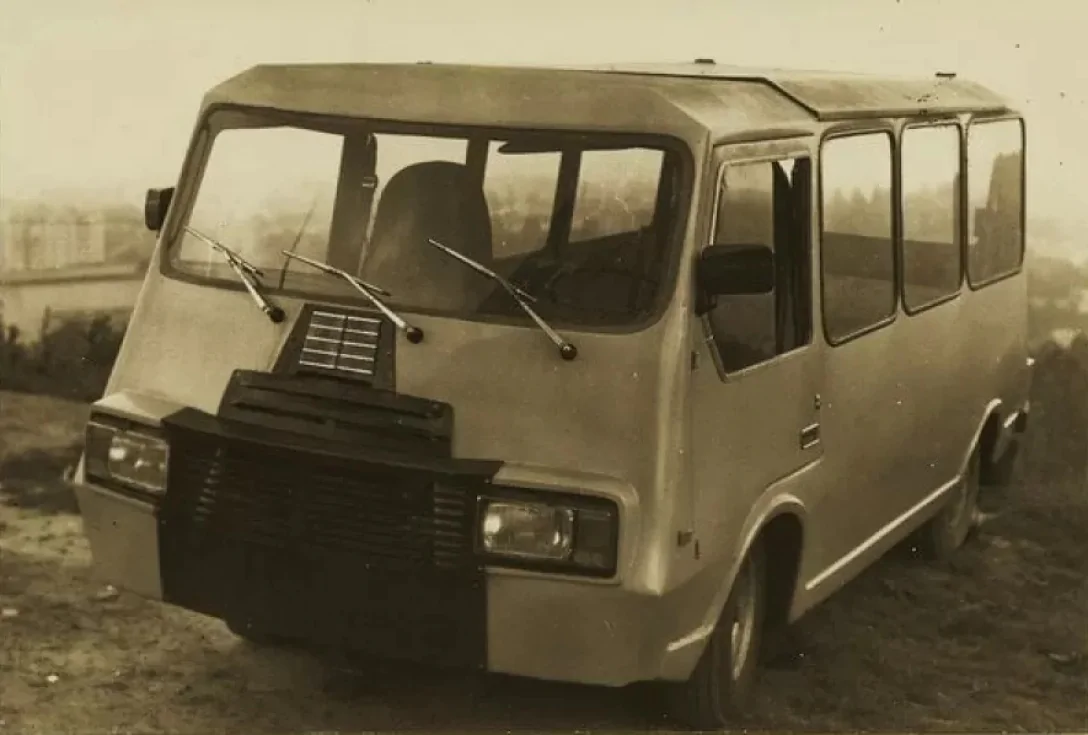 Львівський мікроавтобус із підйомним дахом зник після подолання 1000 км