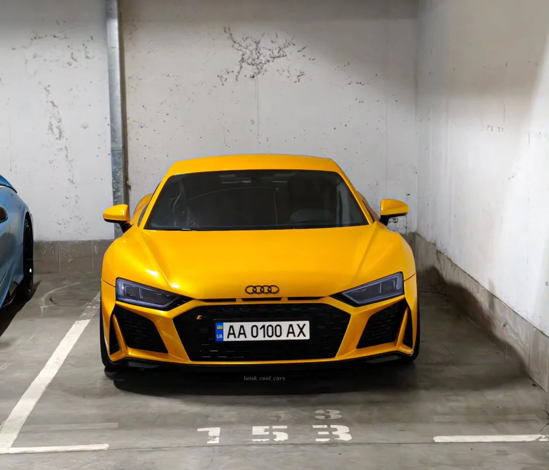 Тандем суперкарів McLaren та Audi R8 у кольорах прапора України сфотографували у Києві