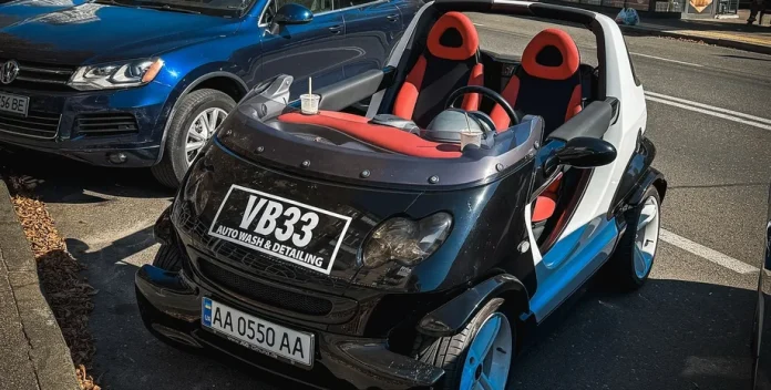 Автомобільний НЛО в центрі Києва: що робить тут один з 2000 найкурйозніших кабріолетів світу?