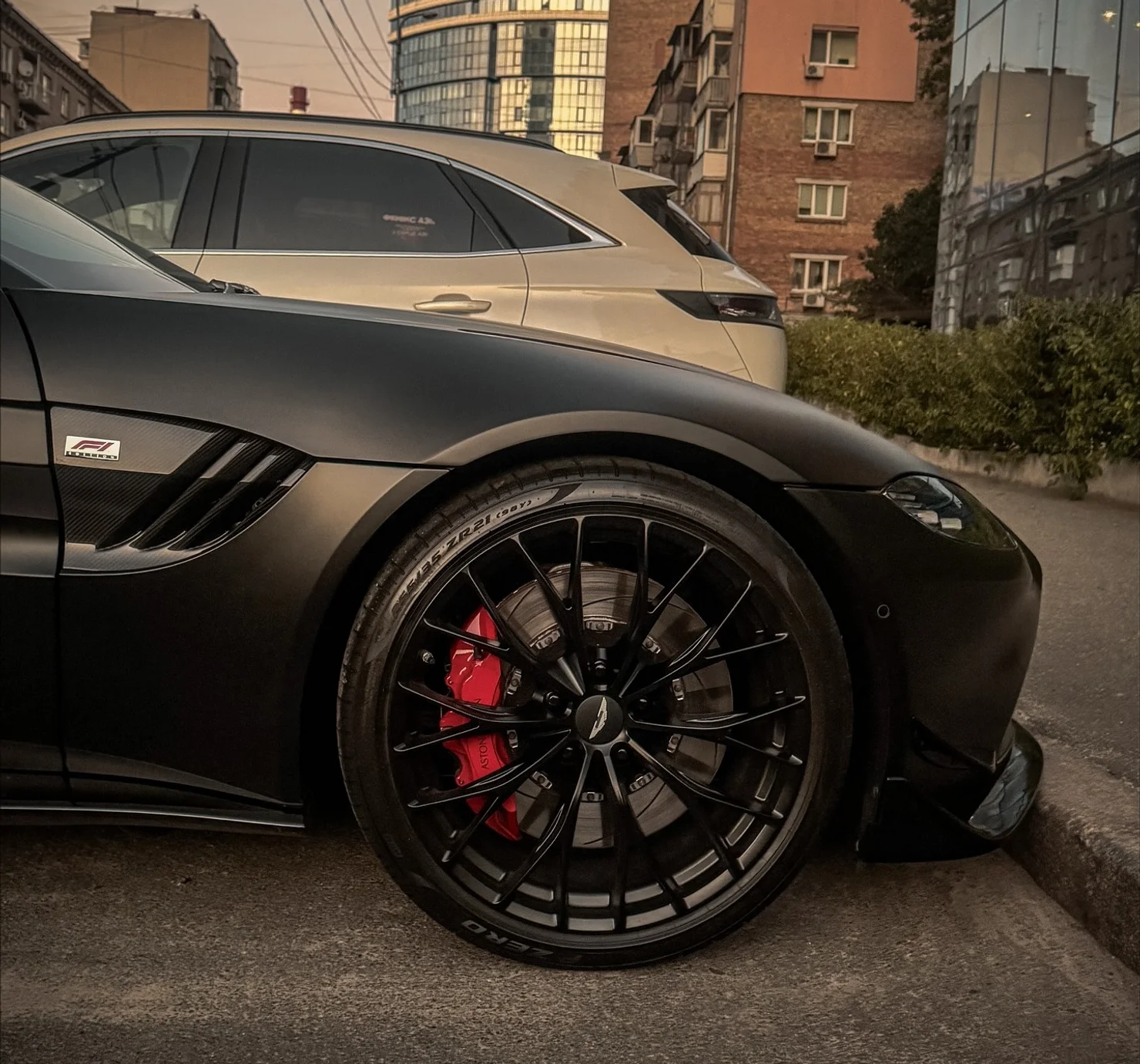 Формульна екзотика в центрі Києва: рідкісний Aston Martin Vantage F1 Edition засвітився на вулицях столиці