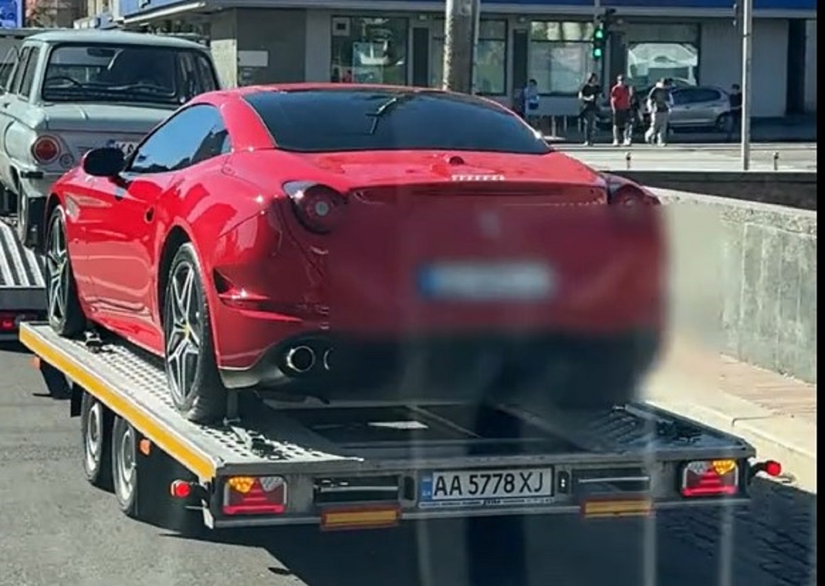 У Києві автовоз кудись тягнув дорогий Ferrari та раритетний радянський ЗАЗ