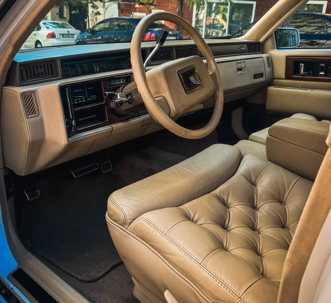 У Києві помітили надзвичайно рідкісний Cadillac представницького класу