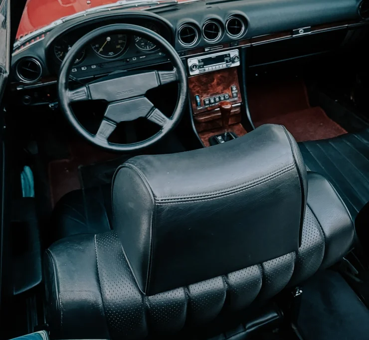 Раритетний кабріолет Mercedes 560 SL у тюнінгу AMG помічений у Києві