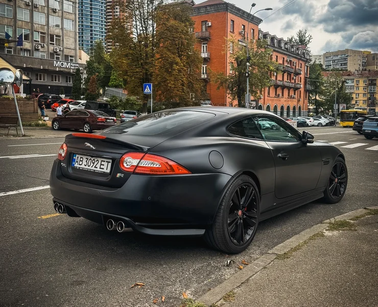Рідкісний Jaguar XKR сфотографували у Києві