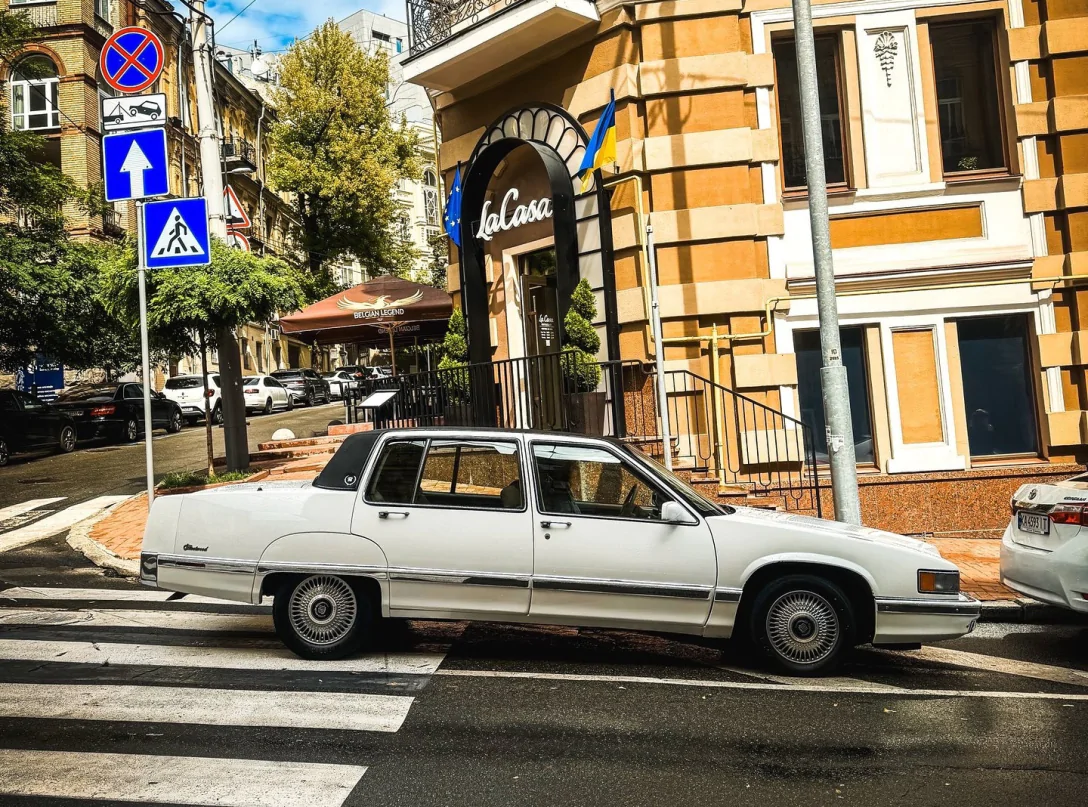 У Києві помітили надзвичайно рідкісний Cadillac представницького класу