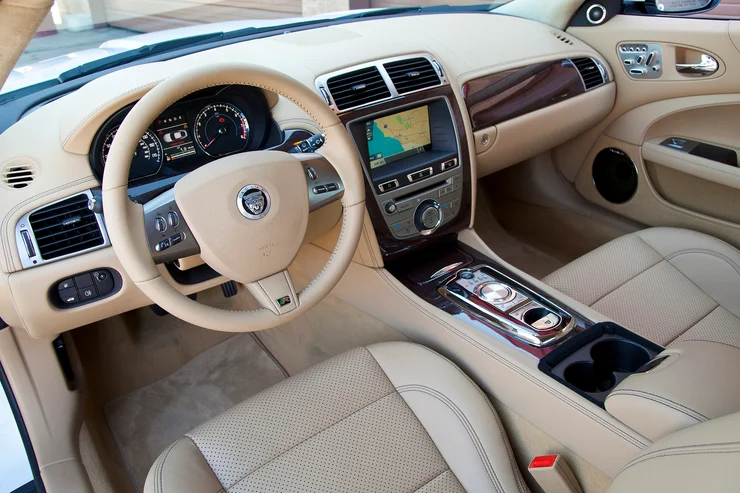Рідкісний Jaguar XKR сфотографували у Києві