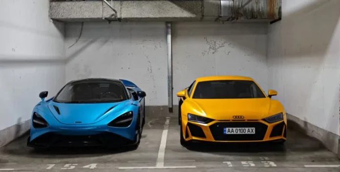 Тандем суперкарів McLaren та Audi R8 у кольорах прапора України сфотографували у Києві