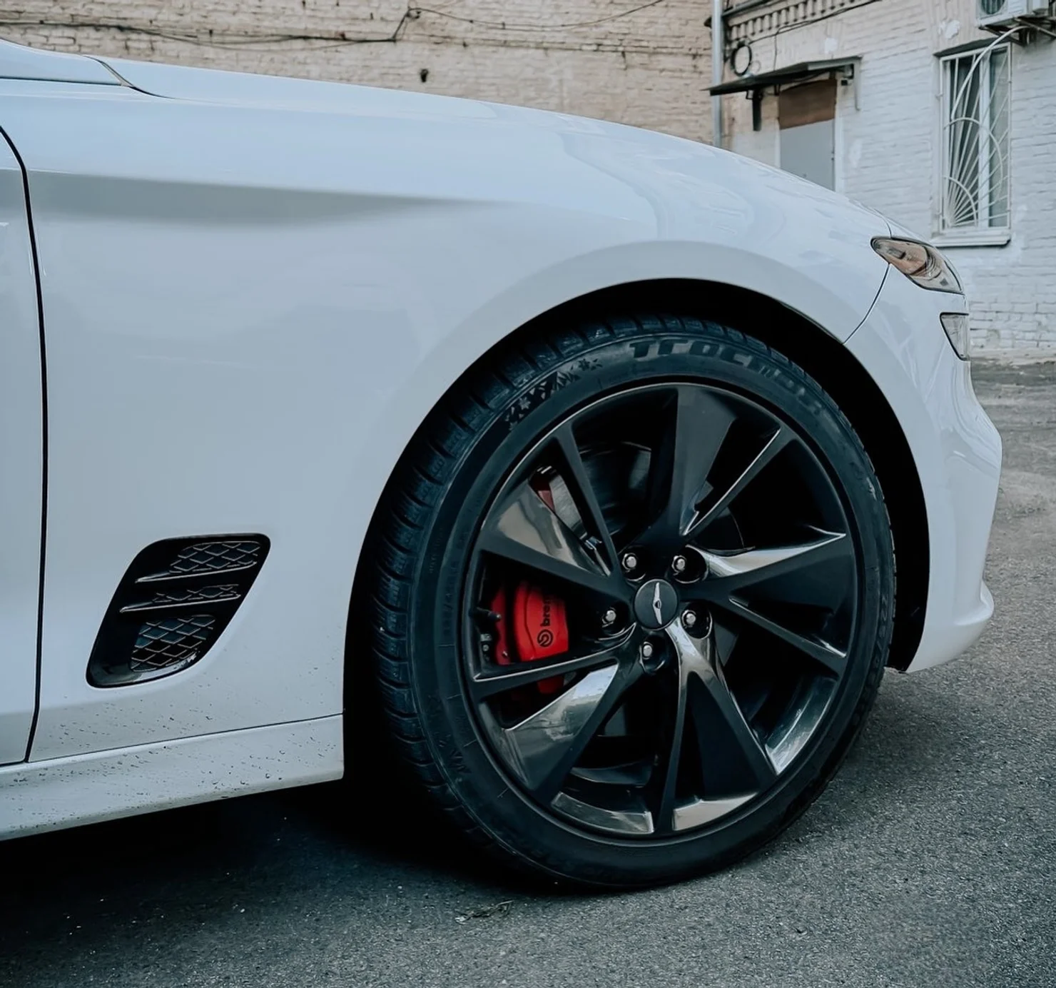 На вулицях Києва засвітився рідкісний Genesis G70 Launch Edition з 370-сильним мотором