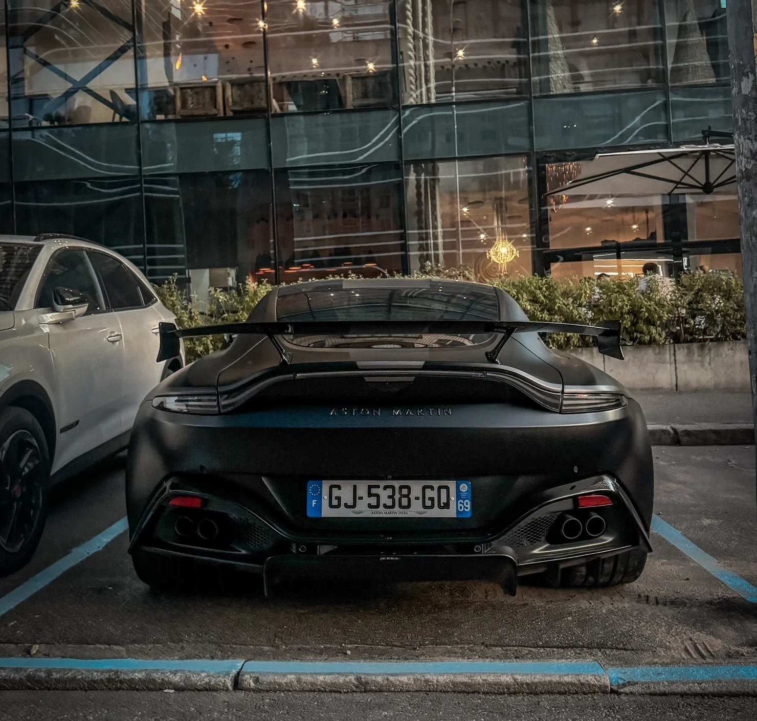 Формульна екзотика в центрі Києва: рідкісний Aston Martin Vantage F1 Edition засвітився на вулицях столиці