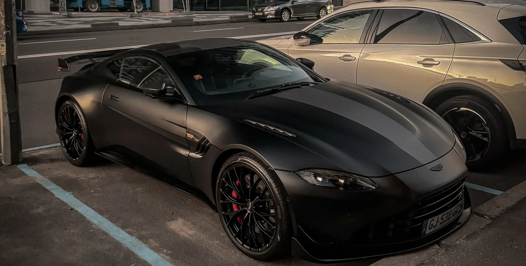 Формульна екзотика в центрі Києва: рідкісний Aston Martin Vantage F1 Edition засвітився на вулицях столиці