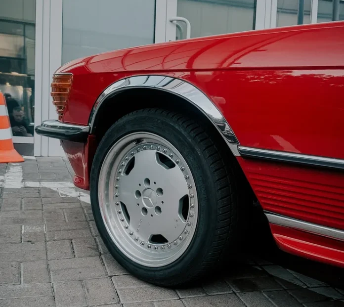 Раритетний кабріолет Mercedes 560 SL у тюнінгу AMG помічений у Києві